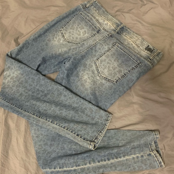 lei Denim - Leopard print denim blue jeans juniors.Skinny jean
